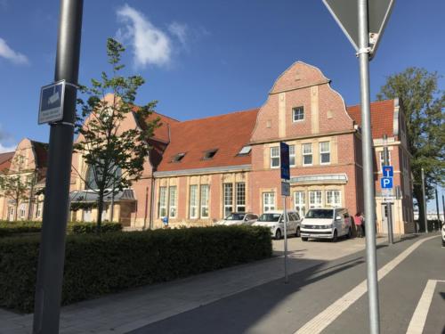 Bahnhofsgebäude mit Seiteneingang